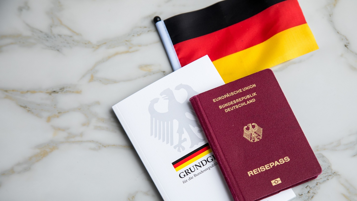 Verpönter Patriotismus und moralische Überheblichkeit: Deutschlands Zusammenhalt zerbröselt